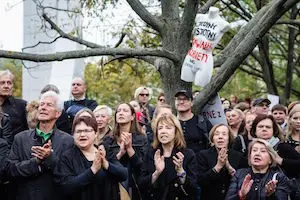 manif, et grève des femmes en noir pour défendre le droit à l'IVG en Pologne