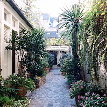allée-fleurie-espace-des-femmes-carré